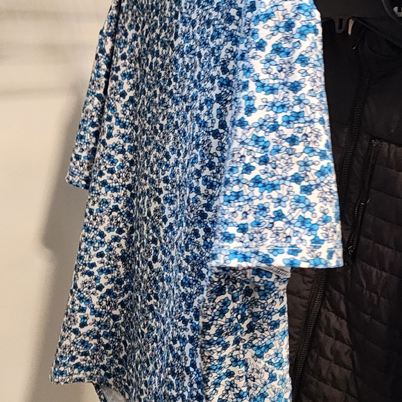 Suzy Shier Floral White and Blue Fitted Top - Picture 7 of 9